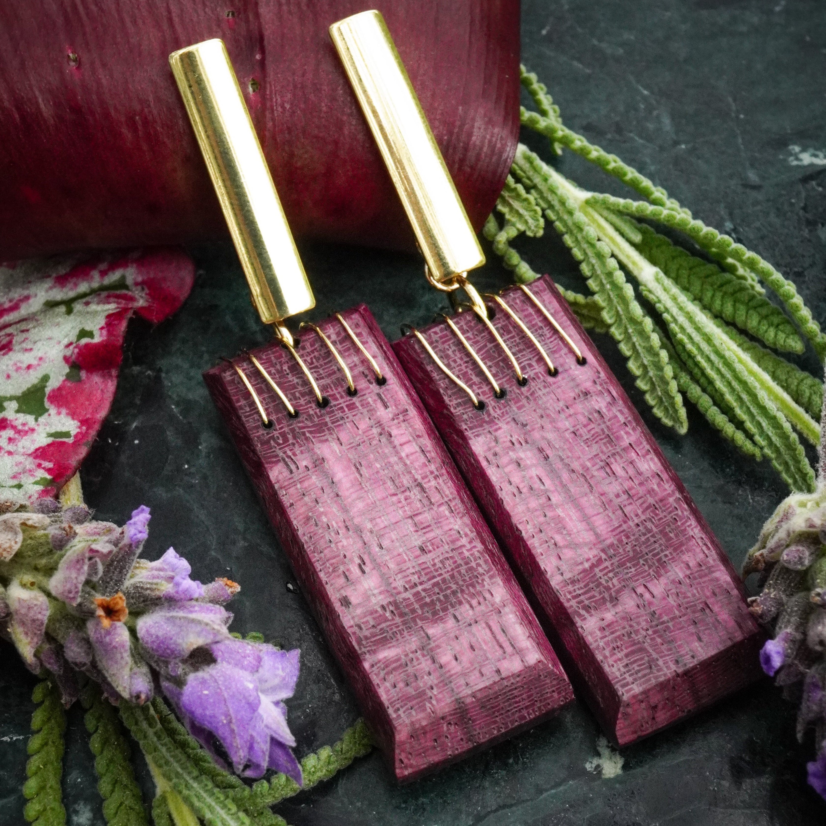 Brinco Tecer - Roxinho e fio de ouro